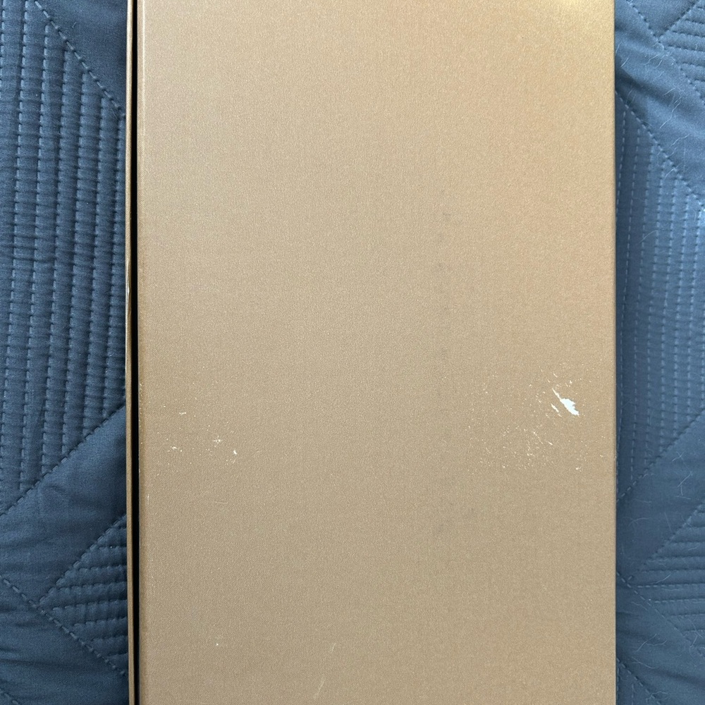 Burberry Gold Gift Box - Picture 4 of 5